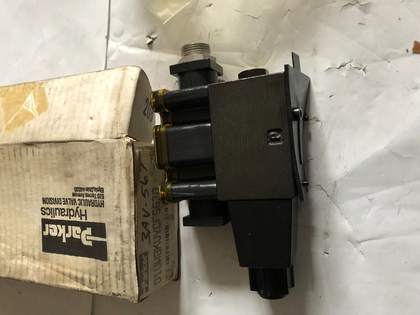 New Parker Hannifin D1vw8kvycf5630 75 Directional Control Valve,Bt