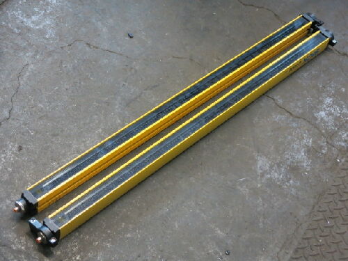 One Set Sick C40e-0901Ag300 Light Curtain Emitter & C40s-0901Aa300 Receiver,St