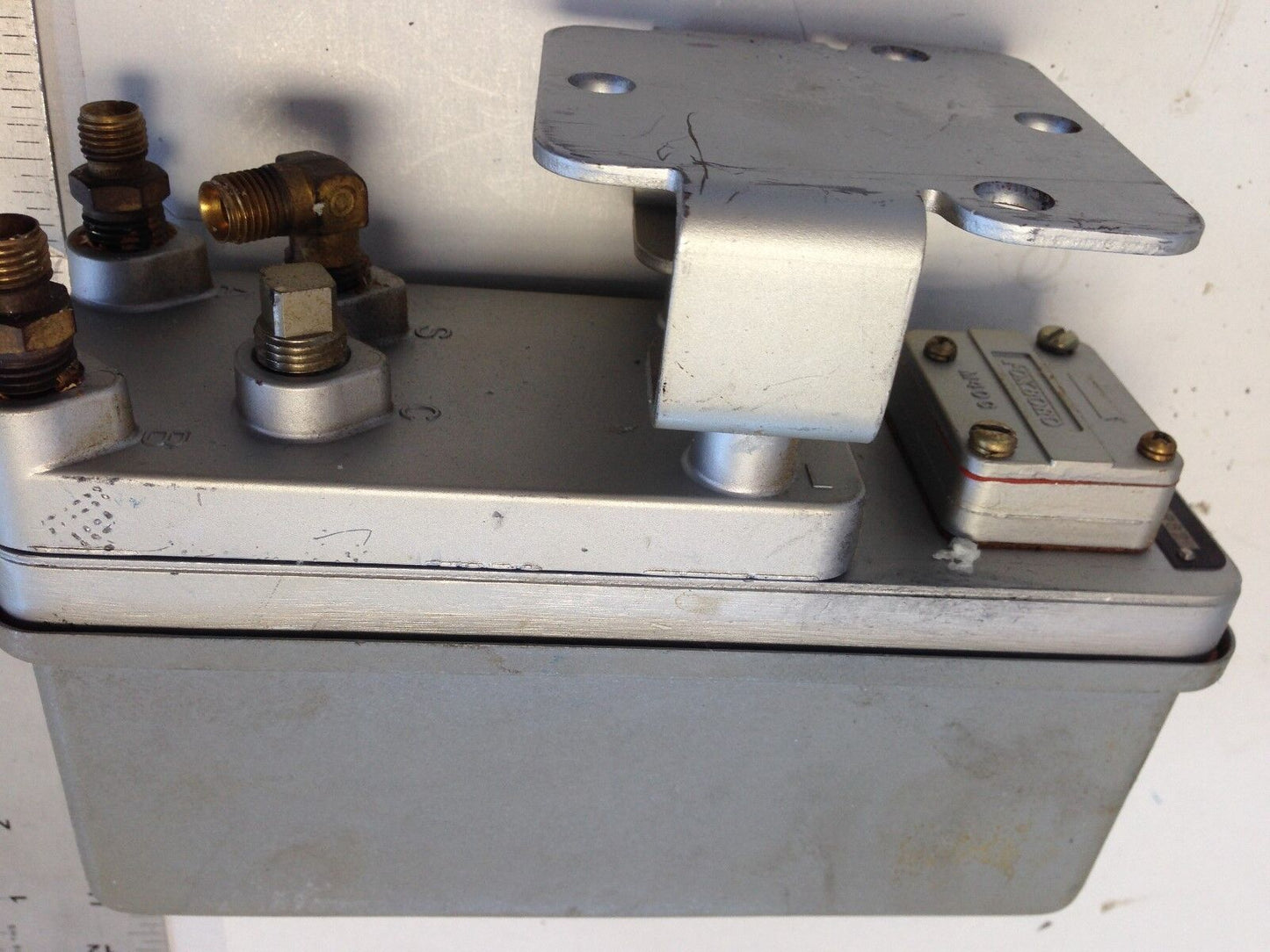 Foxboro 557 Square Root Extractor Input 3-15 Psi,585-21Ft-1A,Sb