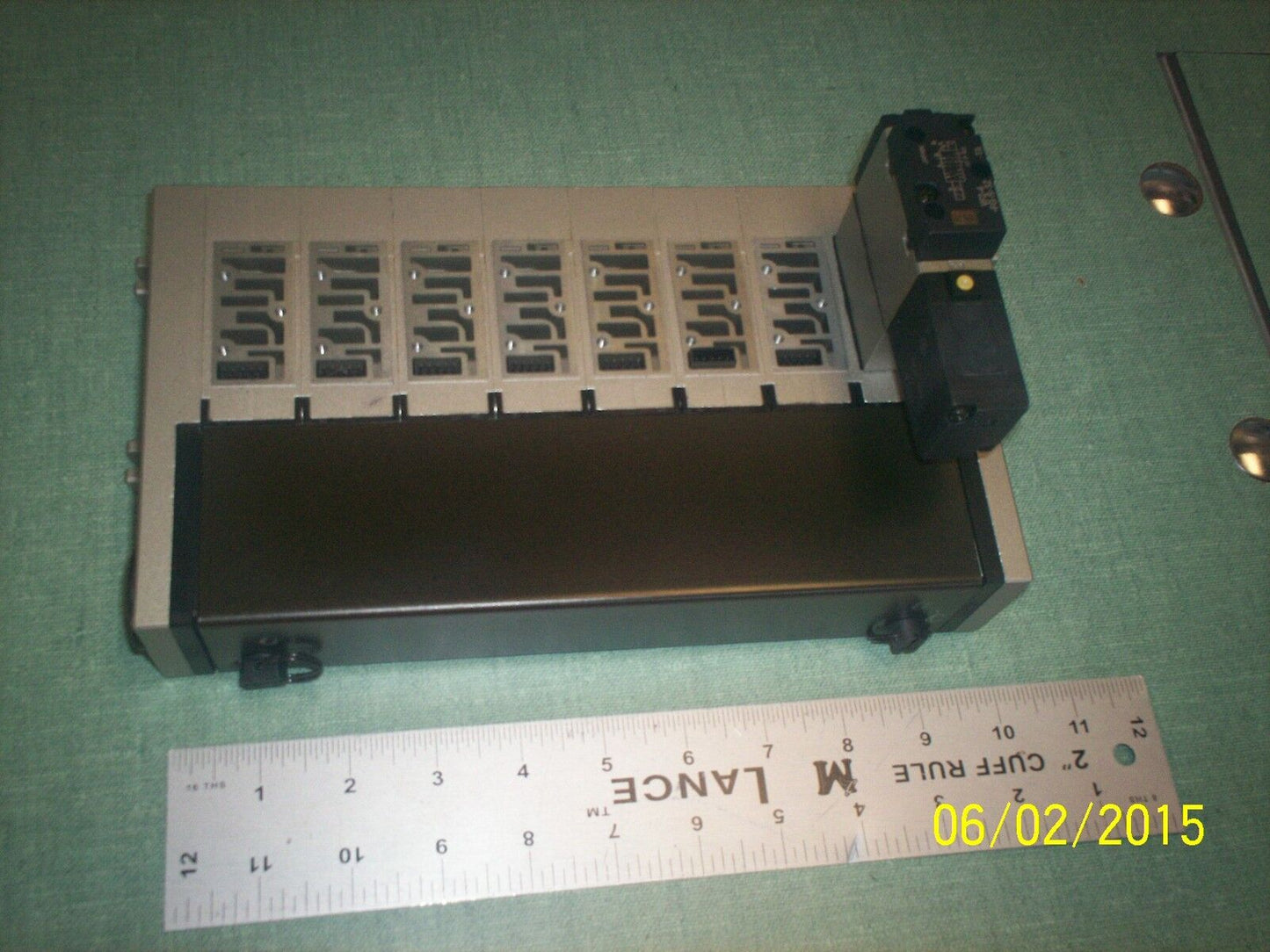 New Smc 14-Port Pneumatic Manifold Station 1/4"Npt,W/ Vf2-4-Fg-S-3Z-Ta Pb 1P,Sr