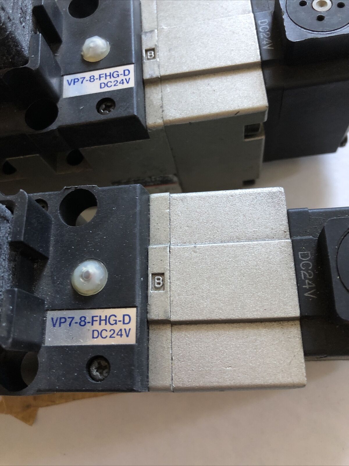 Lot 2 Smc Vp7-8-Fhg-D Pneumatic Double Solenoid Valve Vp7-8-Fhg-D 24V Dc,Dg