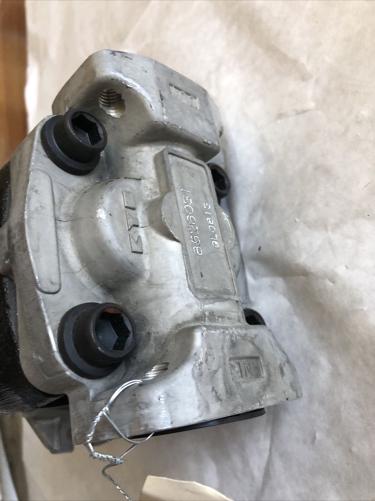 New Kyb 8526031 9L0813 Forklift Hydrraulic Gear Pump ,En