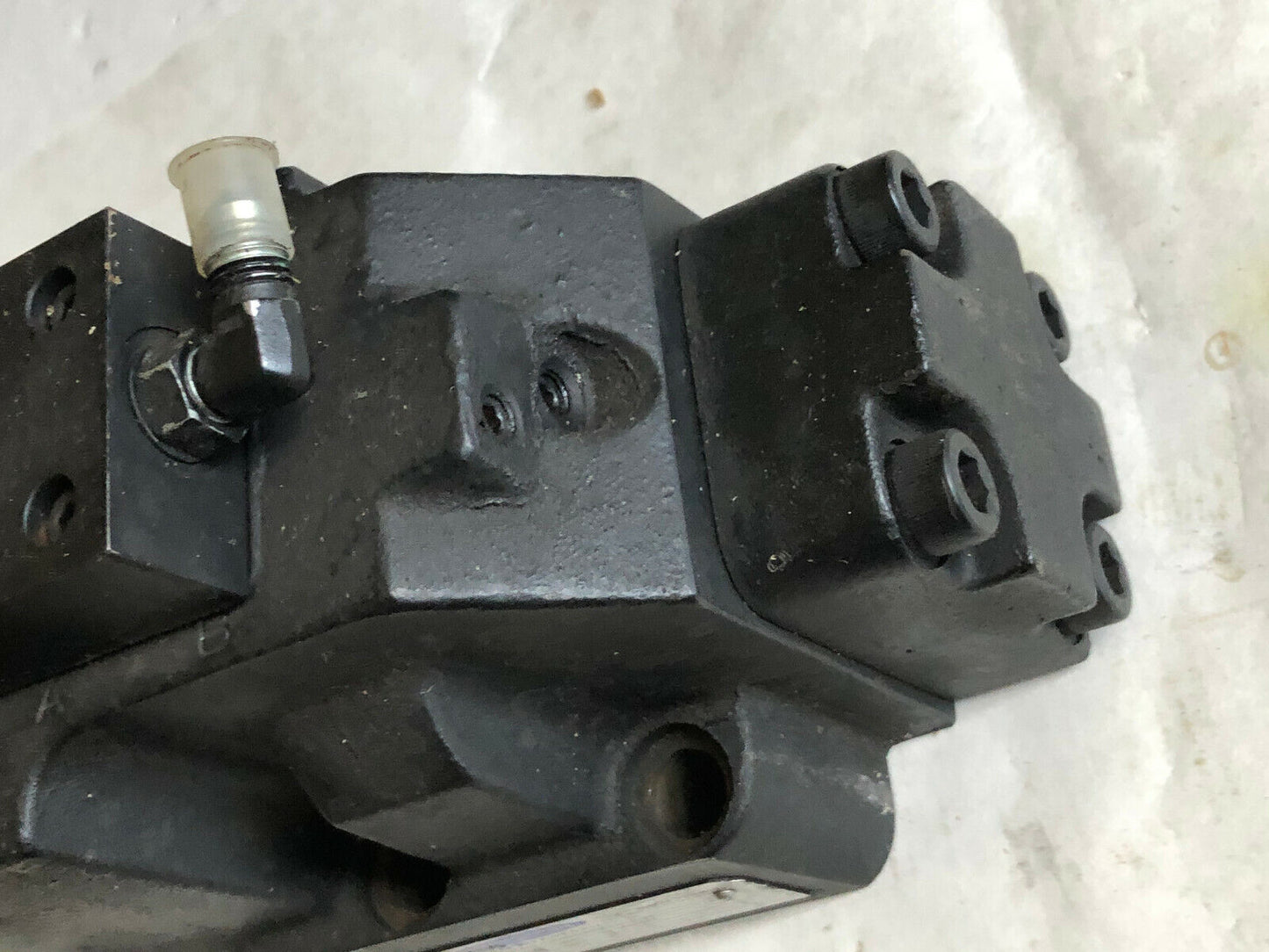 New International Dg08-2C-E-10 Solenoid Operated Directional Control Valve,Ap