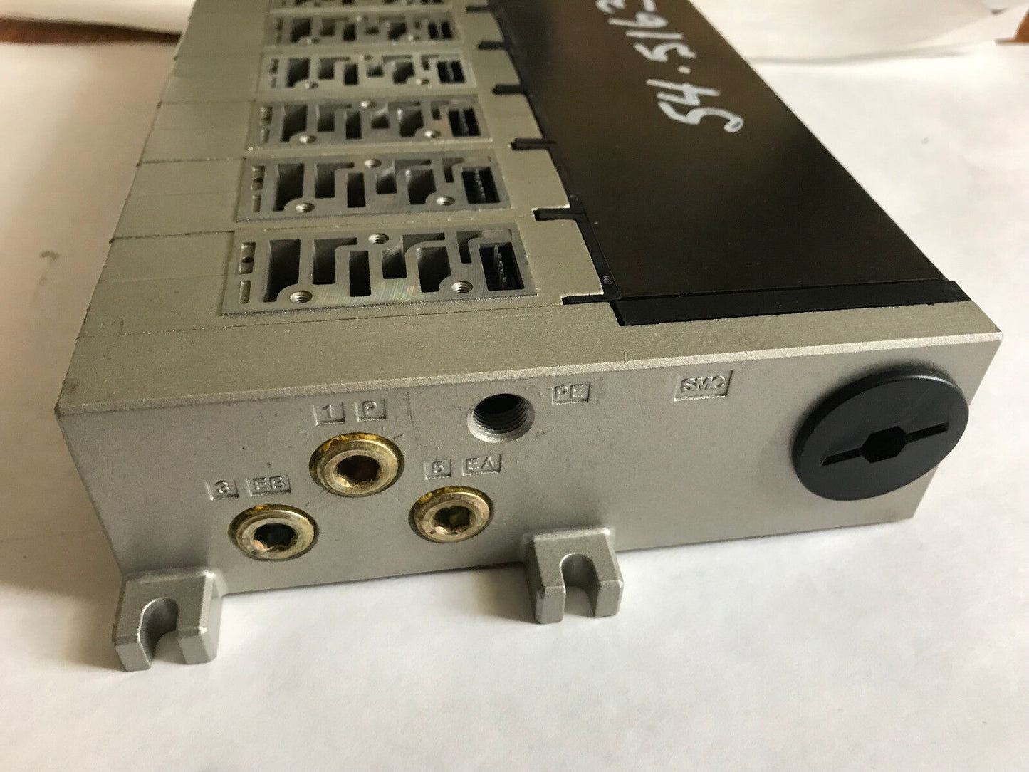 New Smc 14-Port Pneumatic Manifold Station 1/4"Npt,W/ Vf2-4-Fg-S-3Z-Ta Pb 1P,Sr