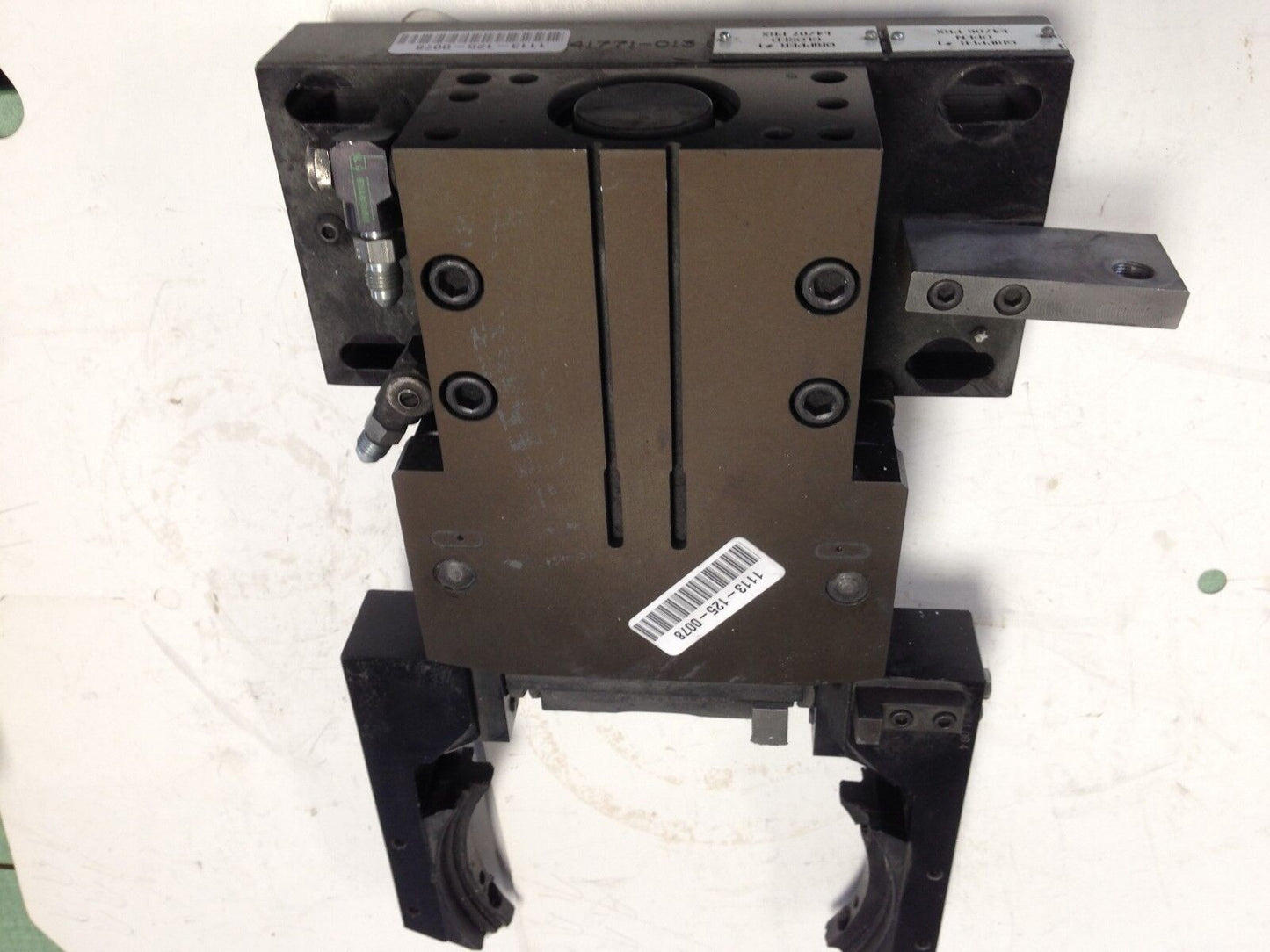 Used Phd Grb11-2-50-X-180-M Pneumatic Robotic Gripper, 180* Rotation,Th