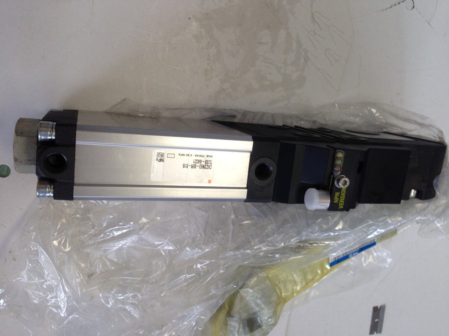 New Smc Ckz2n63-90R-X16 7Usb-Aa021 Pneumatic Clamp Cylinder, 63Mm-Bore,Bk