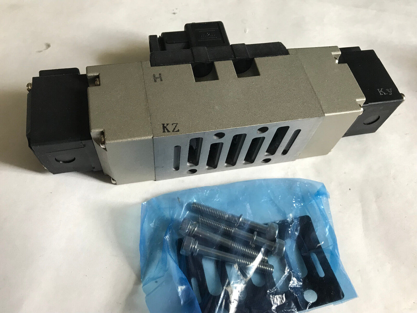 New Smc Vp7-8-Fhg-D Pleumatic Iso Double Soleniod Valve, Size 2 Ac100v,Ej