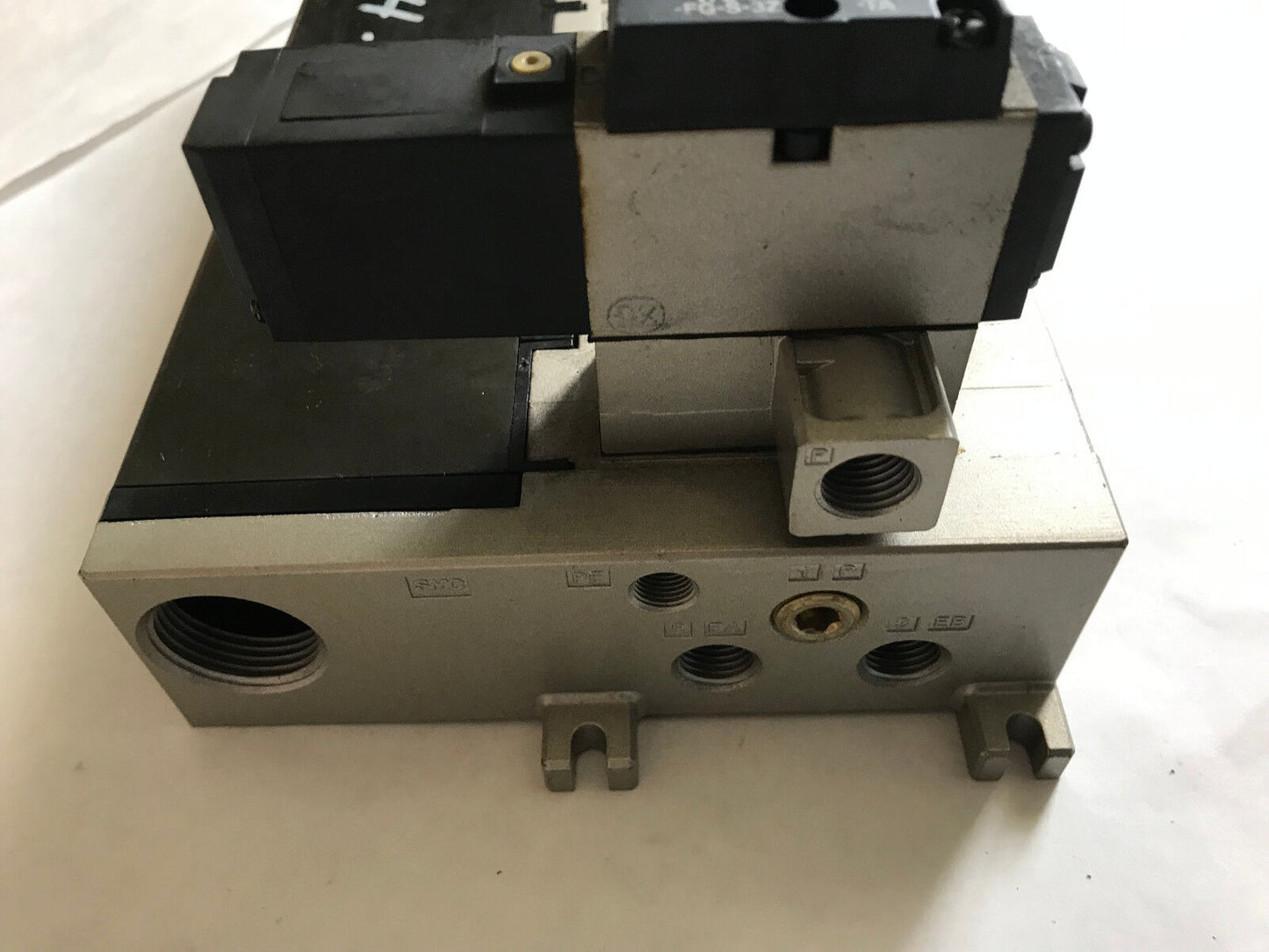New Smc 14-Port Pneumatic Manifold Station 1/4"Npt,W/ Vf2-4-Fg-S-3Z-Ta Pb 1P,Sr