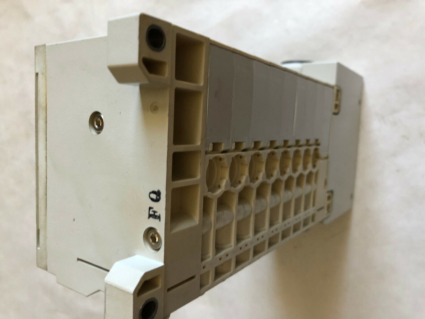 New Smc Vv5q21-08C6t0-Ns,Fq Pneumatic Manifold Plug-In, 3/4" Npt,Smc Vv5q21,Ew