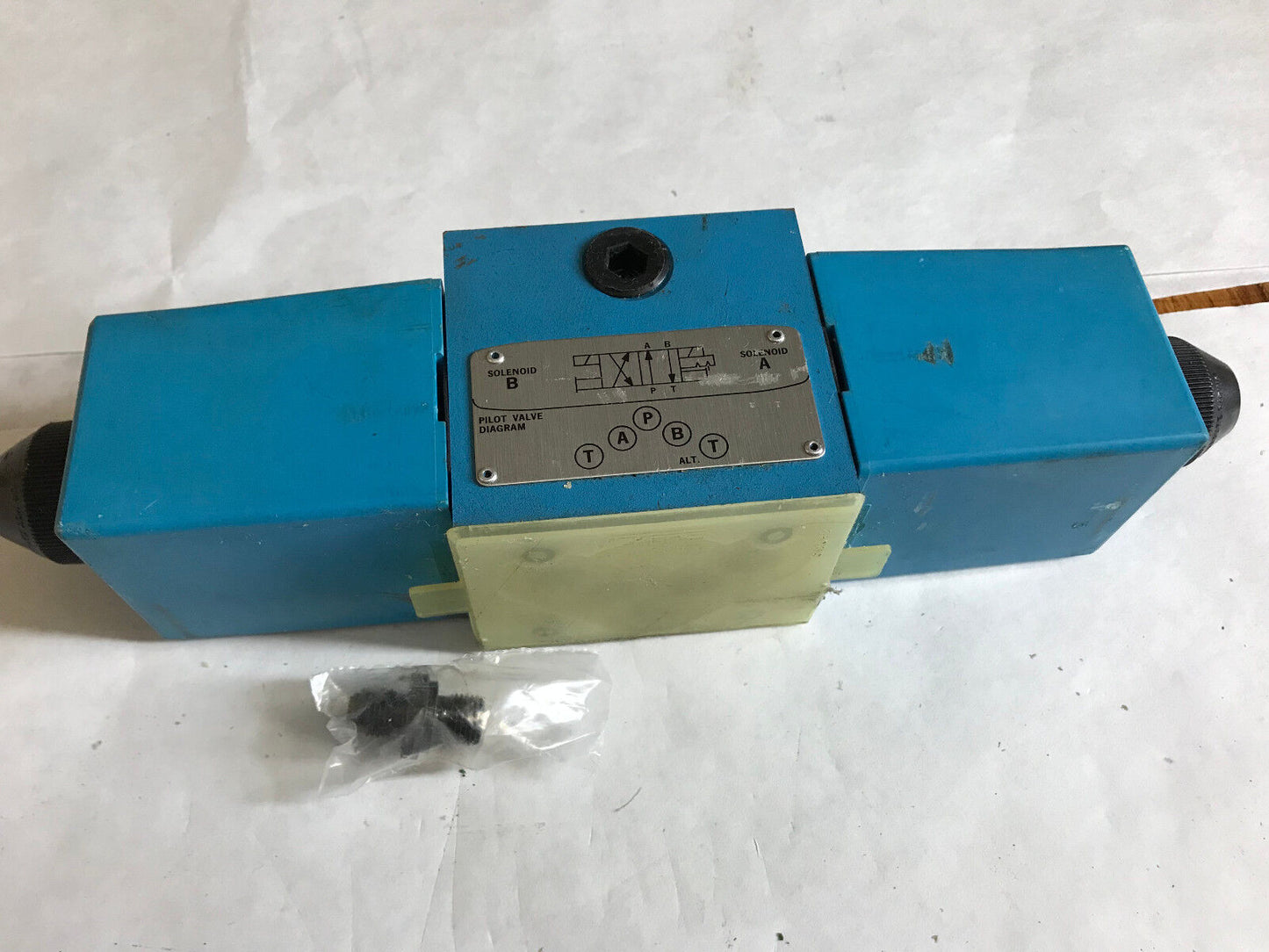 Vickers 02-126111 Dg4s4 012N H 60 Hydraulic Directional Pilot Valve,868988,Ac