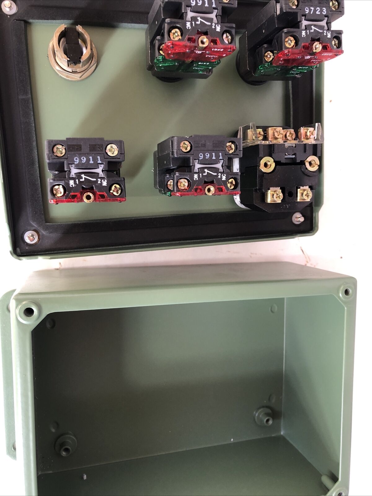New Hoffman/Allen Bradley 800E-2T5/800T-Fxp16 E-Stop,3D3697-8814 Enclosure,Df