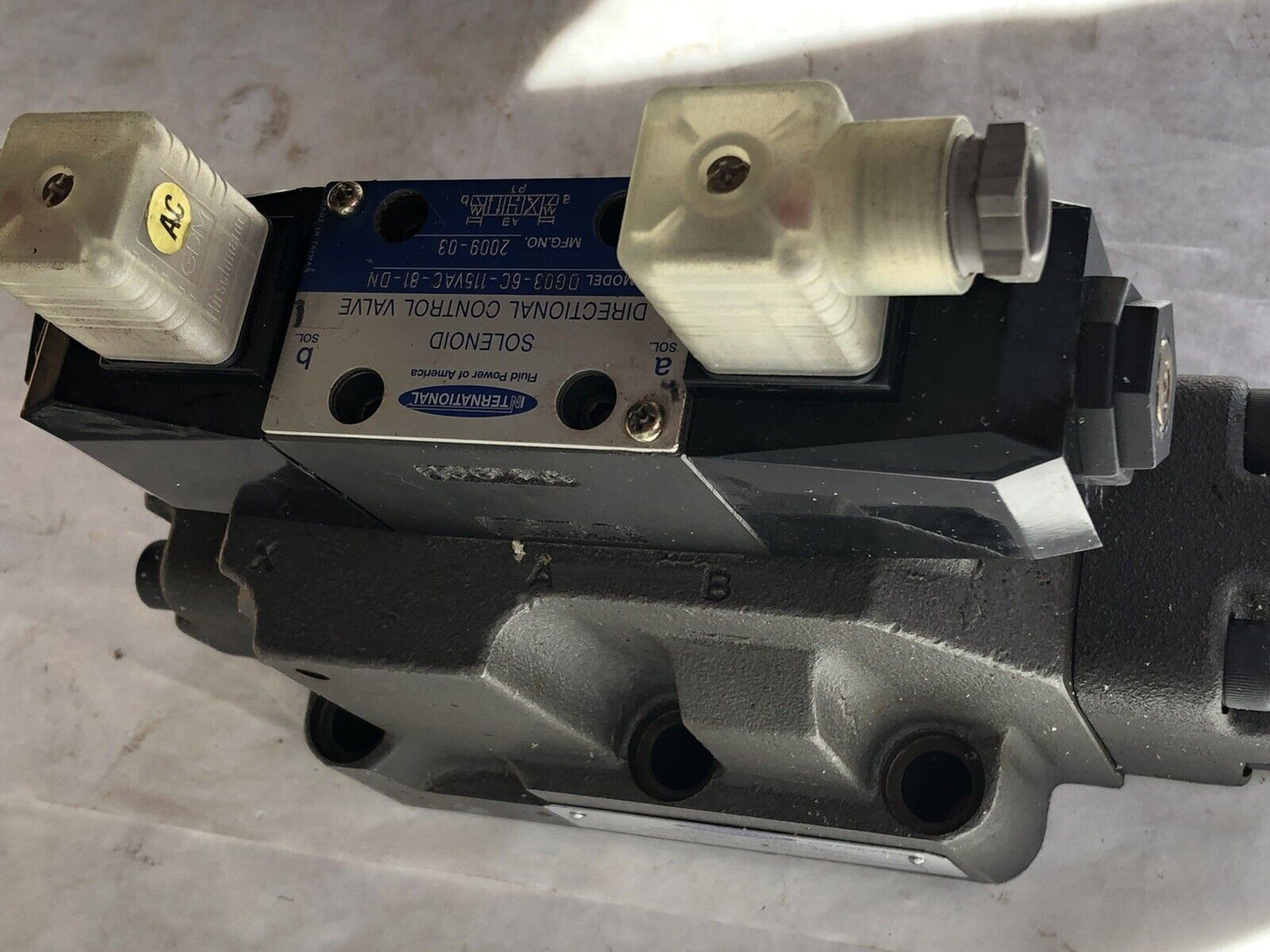 New International  Dg03-6C-115Vac-81-Dn Solenoid Dg08-6C-10,Control Valve,Hj