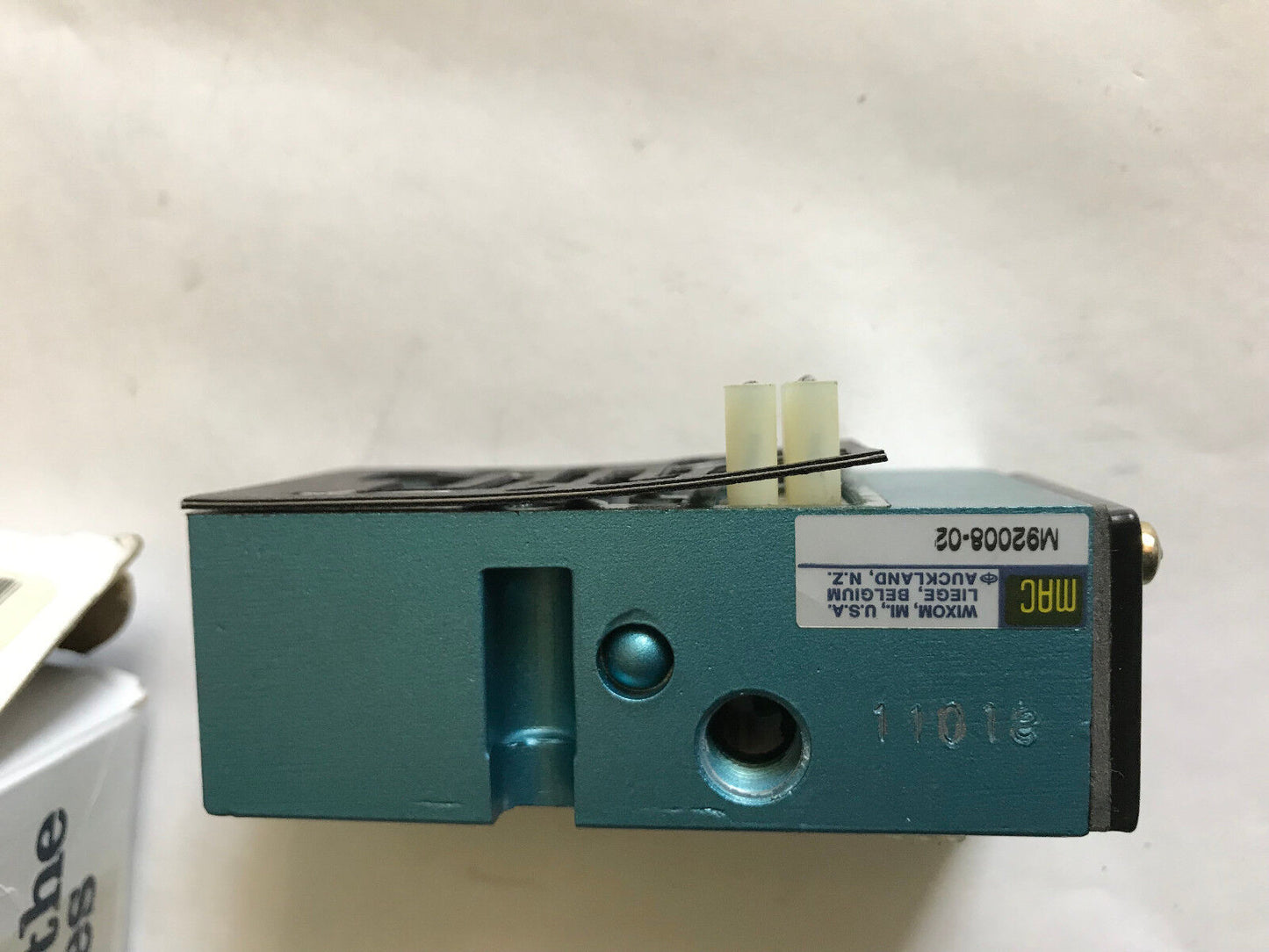 New Mac M92008-02 Pneumatic Manifold Valve M9200802,Es