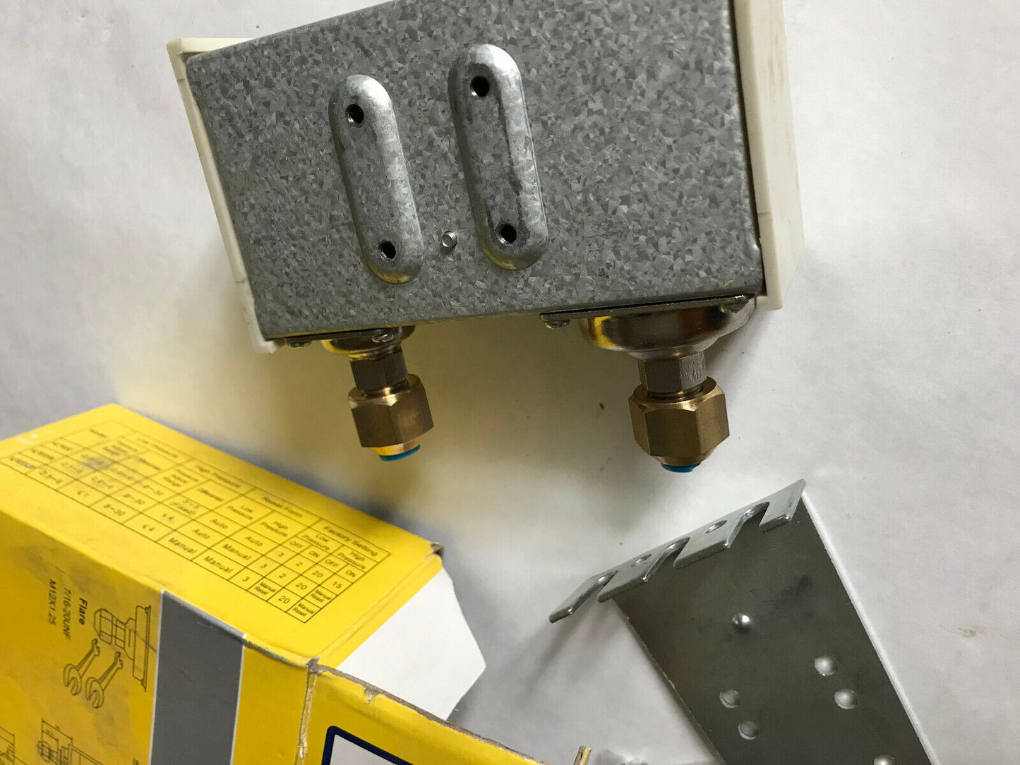 New Hexhou Hlp830hme Dual Pressure Controller Low Side=-0.6-6Bar, High=8-30,Sn