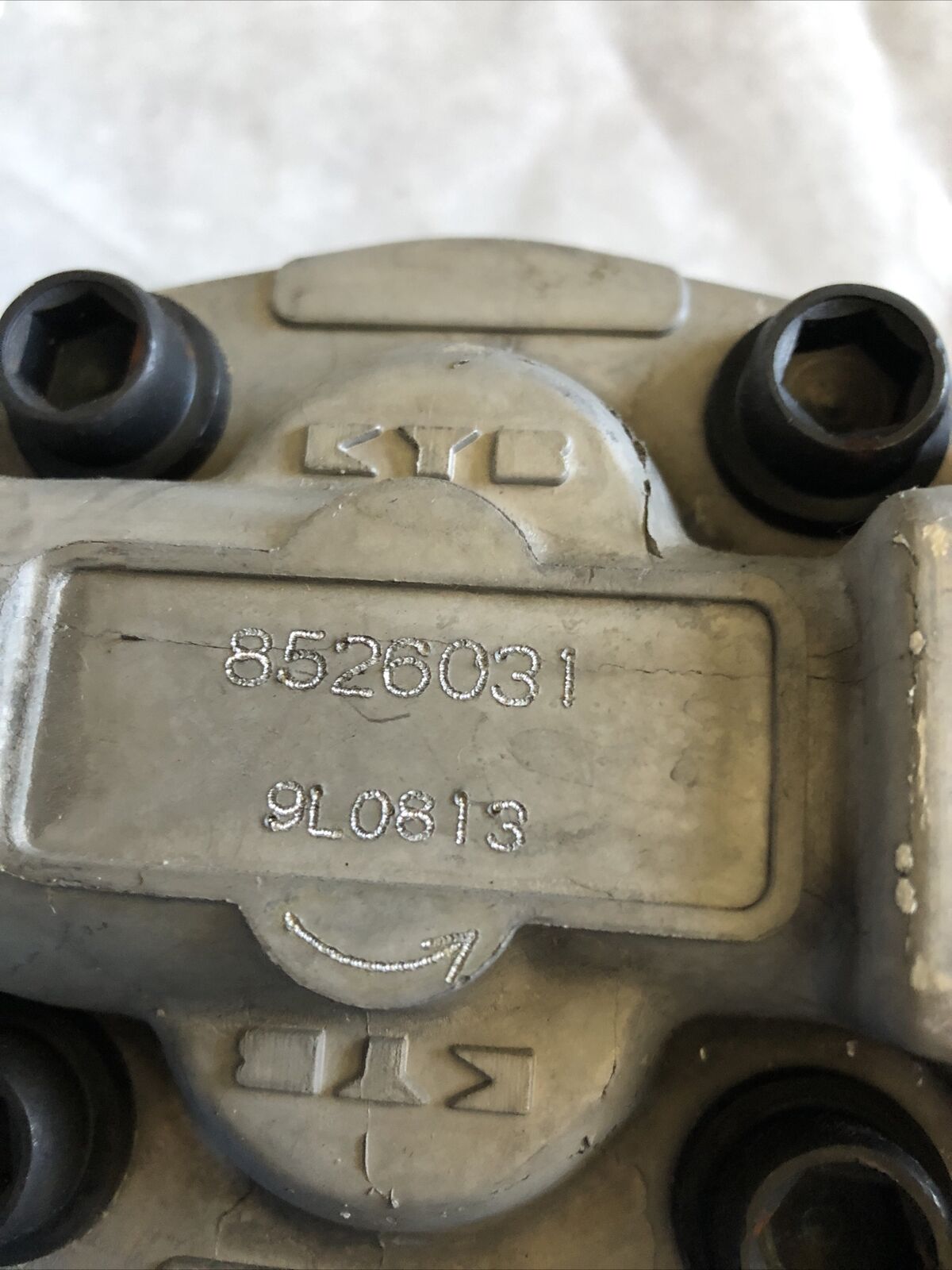 New Kyb 8526031 9L0813 Forklift Hydrraulic Gear Pump ,En