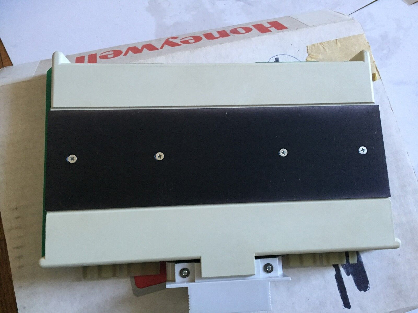 Honeywell 621-2201,056 - 0025610,621 Output Module Isolated 230Vac 6Pt,Dg,Er
