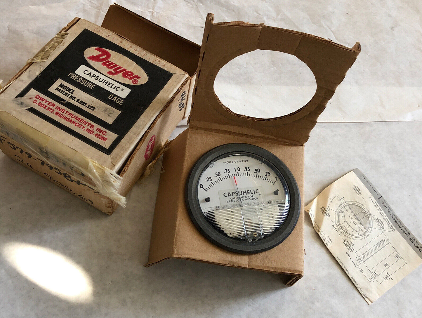 New Dwyer 4002,2”,En F579 7958 P 2  Capsuhelic Differential Pressure Gage,Eb
