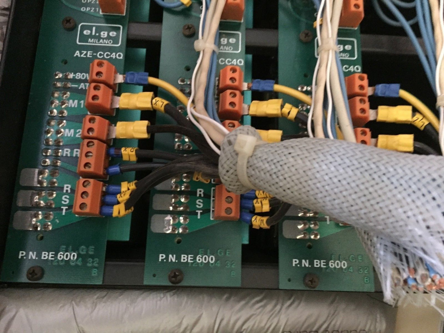 Vickers Aze R3/E,El.Ge Aze-Cc4q,P.N.Be600,120.04.32B Servo Drive,Aze-Cc4q,Bk