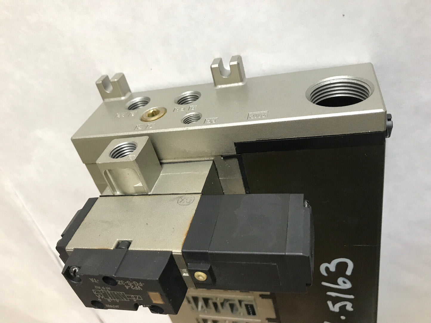 New Smc 14-Port Pneumatic Manifold Station 1/4"Npt,W/ Vf2-4-Fg-S-3Z-Ta Pb 1P,Sr