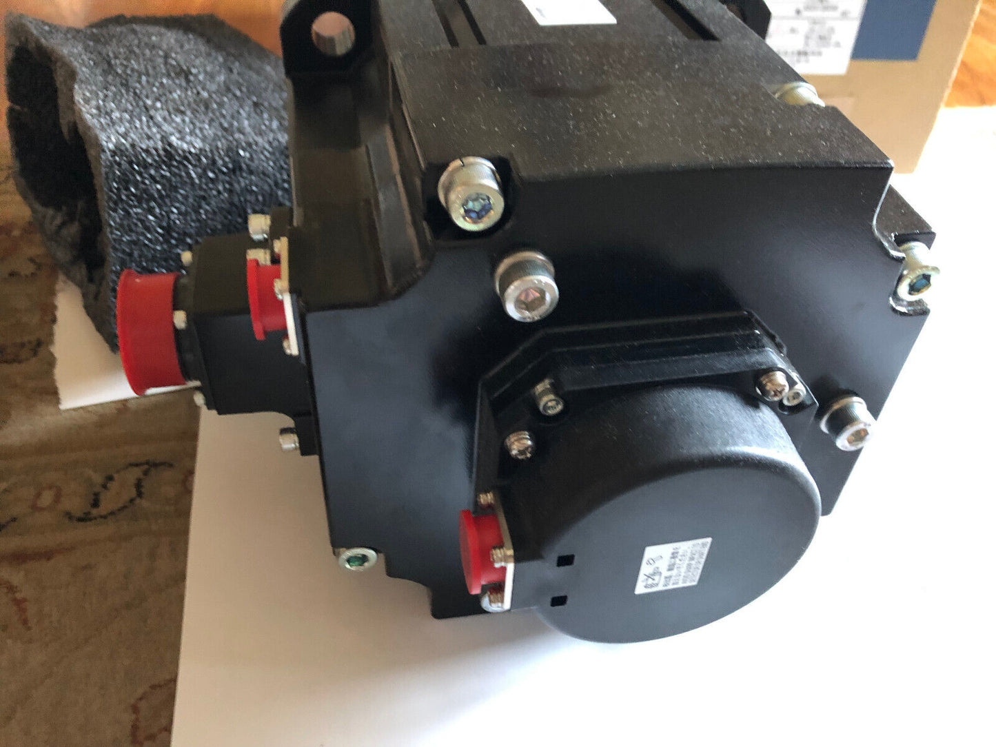 New Mitsubishi Hf-Sp2024b Ac Servo Motor. 3Ac 281V 5A 2Kw,2000 R/Min,5.0A.Am
