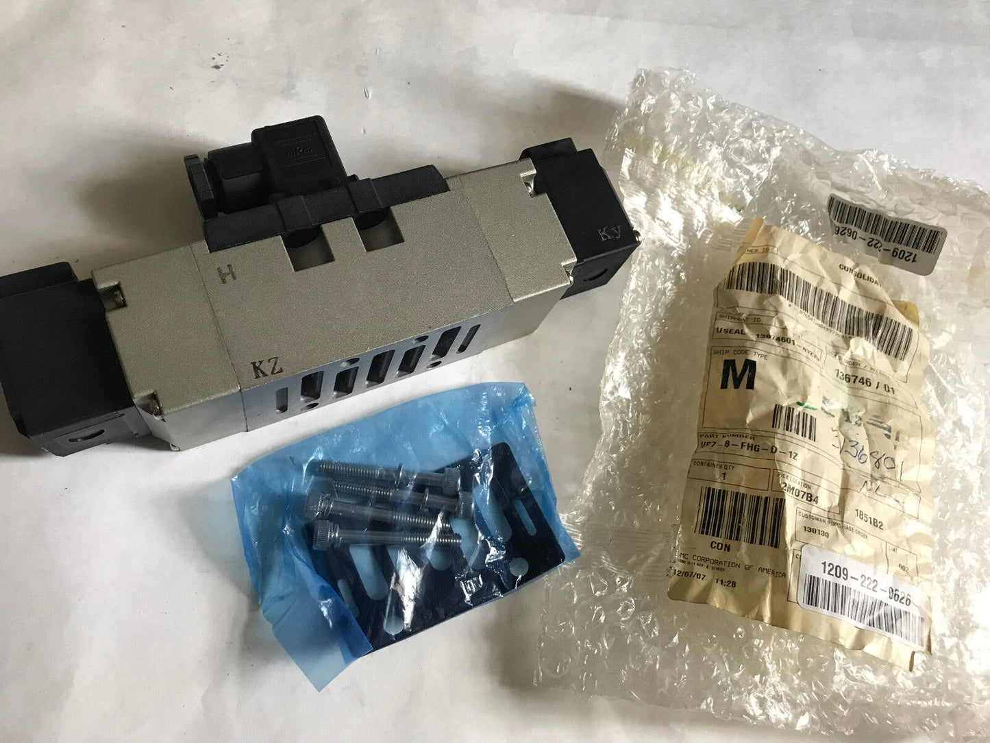 New Smc Vp7-8-Fhg-D Pleumatic Iso Double Soleniod Valve, Size 2  Ac100v,Ej
