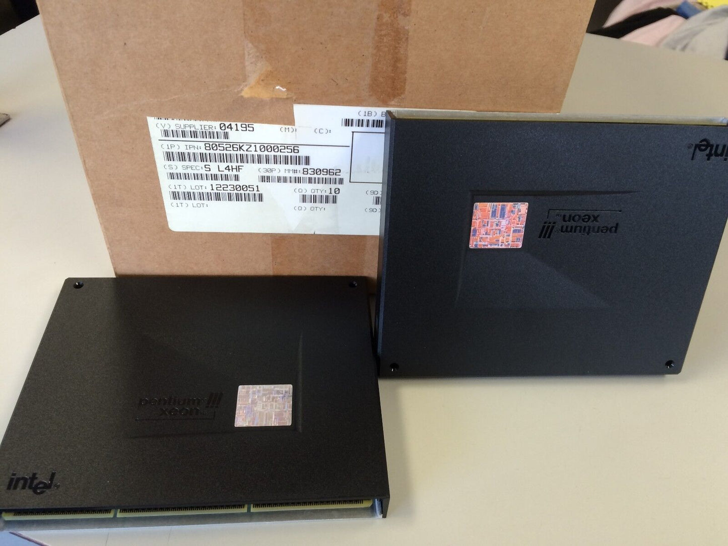 Lot 2 Intel 1000/133/256 S2 5/12V Sl4hf,Microprocessor,Intel Pentium Iii Xeon,Fi