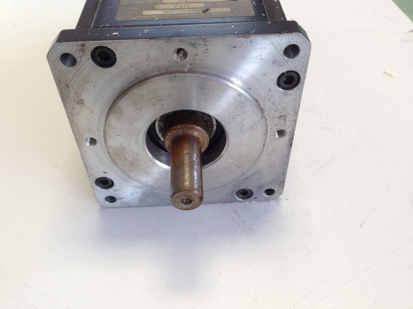 Moog 304-141A Brushless Servo Motor,2700 Rpm,Apprx Shaft Length 1.625",Fd