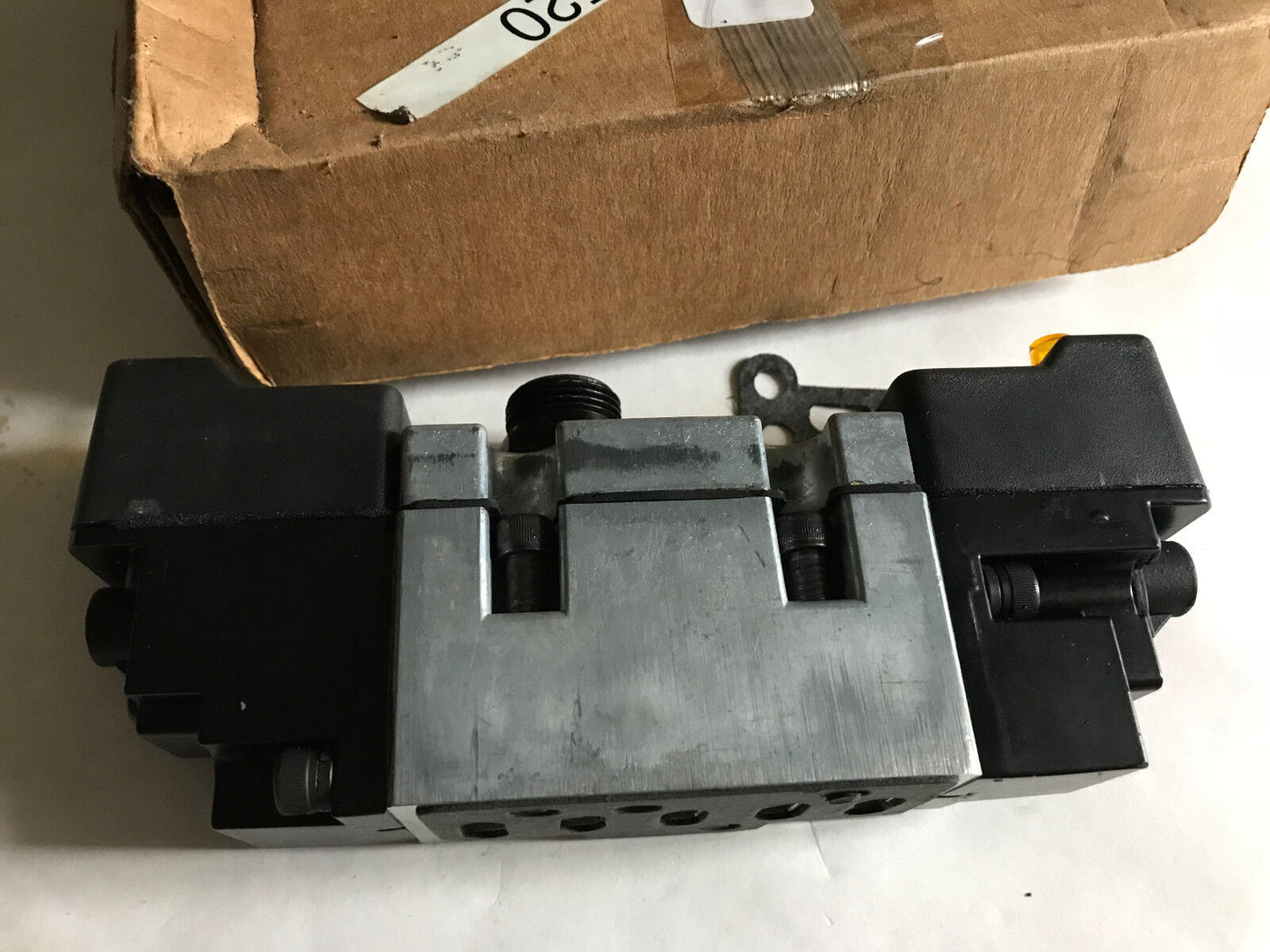 Parker L7252831153vxba Pneumatic Solenoid Valve K593-302 120V 60Hz 6.0 Watts,Aa