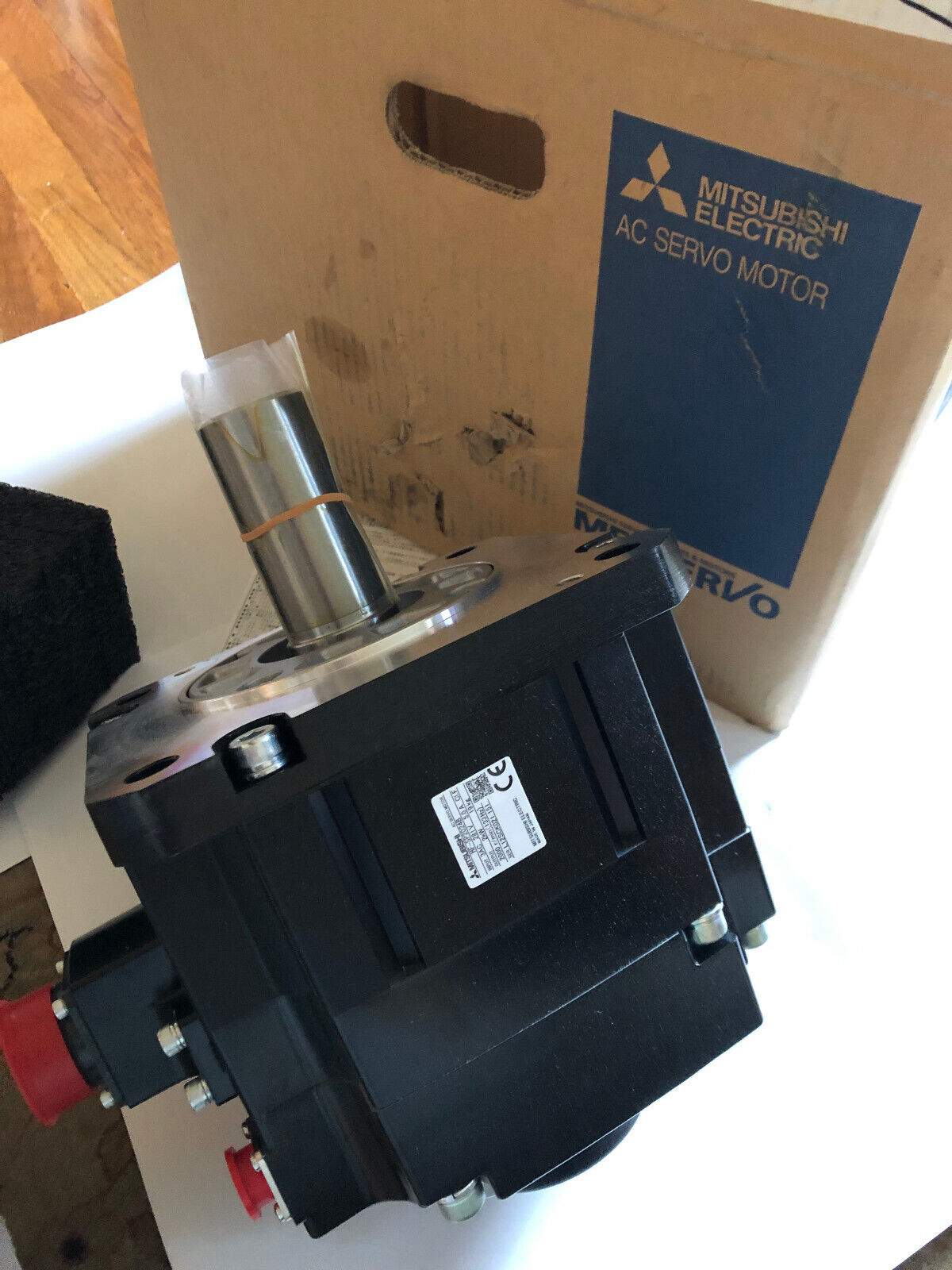 New Mitsubishi Hf-Sp2024b Ac Servo Motor. 3Ac 281V 5A 2Kw,2000 R/Min,5.0A.Am