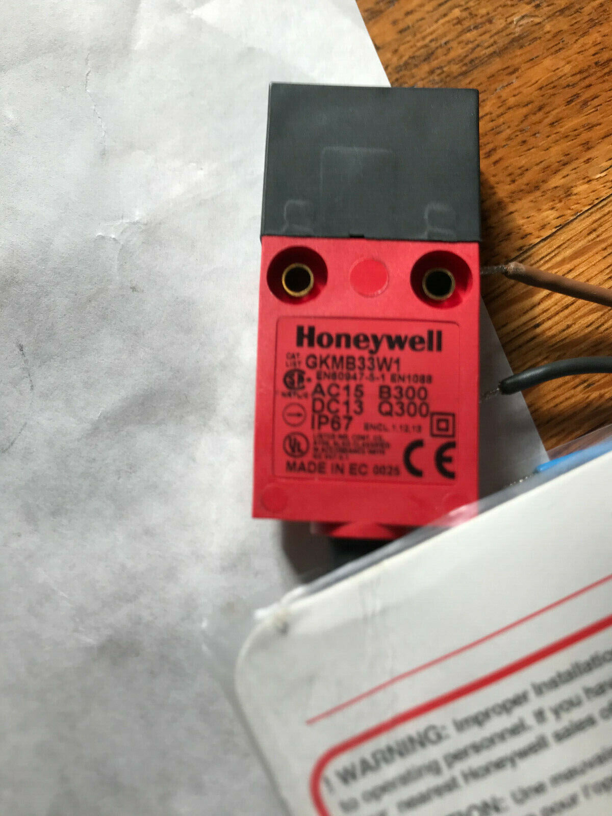 New Honeywell Gkmb33w1 Xp-4042, Miniature Safety Interlocking Switch 120-240V,Sg