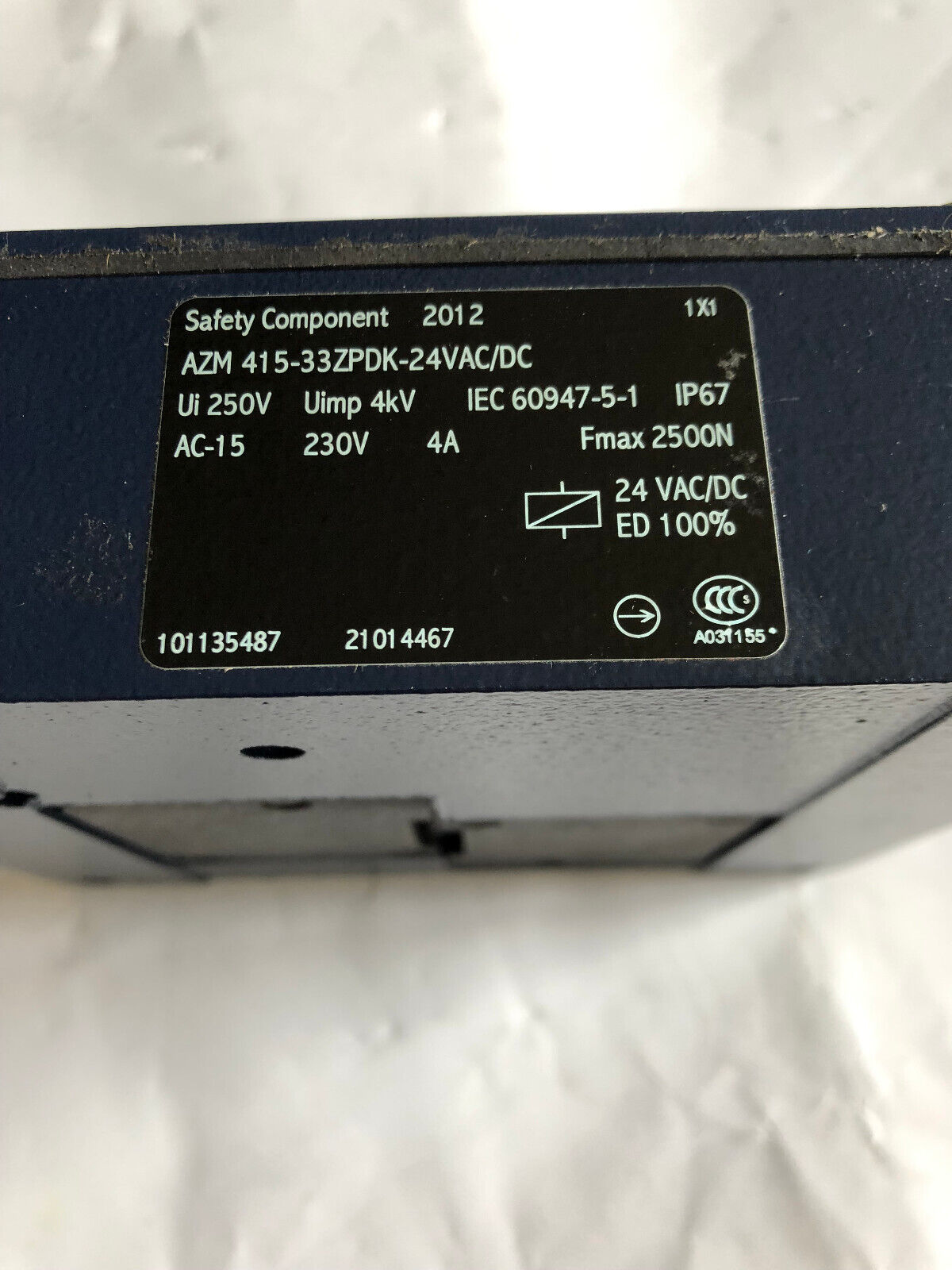 New Schmersal Azm 415-33Zpdk-24Vac/Dc Safety Switch,Ui 250V Iec 609475-1 Ac15,Ay
