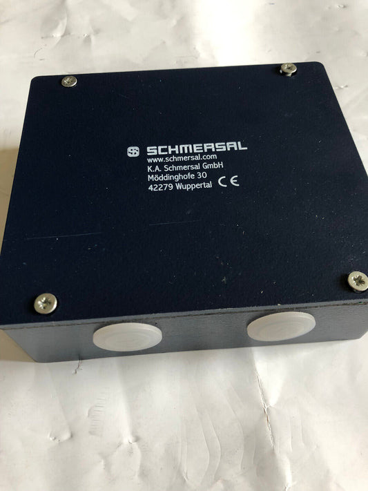 New Schmersal Azm 415-33Zpdk-24Vac/Dc Safety Switch,Ui 250V Iec 609475-1 Ac15,Ay