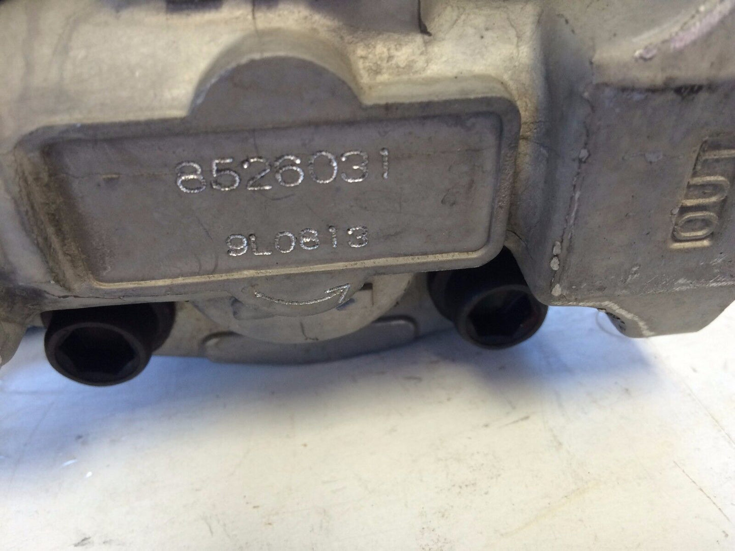 New Kyb 8526031 9L0813 Forklift Hydrraulic Gear Pump ,En