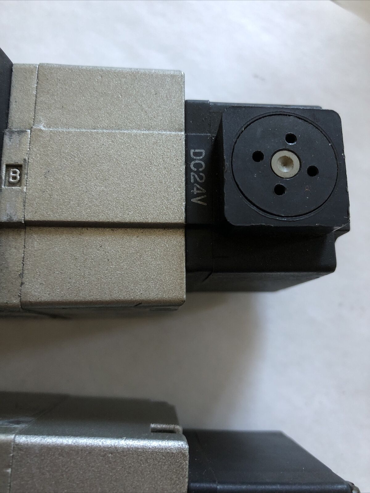 Lot 2 Smc Vp7-8-Fhg-D Pneumatic Double Solenoid Valve  Vp7-8-Fhg-D 24V Dc,Dg