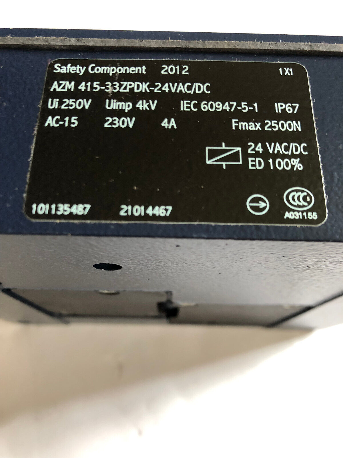New Schmersal Azm 415-33Zpdk-24Vac/Dc Safety Switch,Ui 250V Iec 609475-1 Ac15,Ay