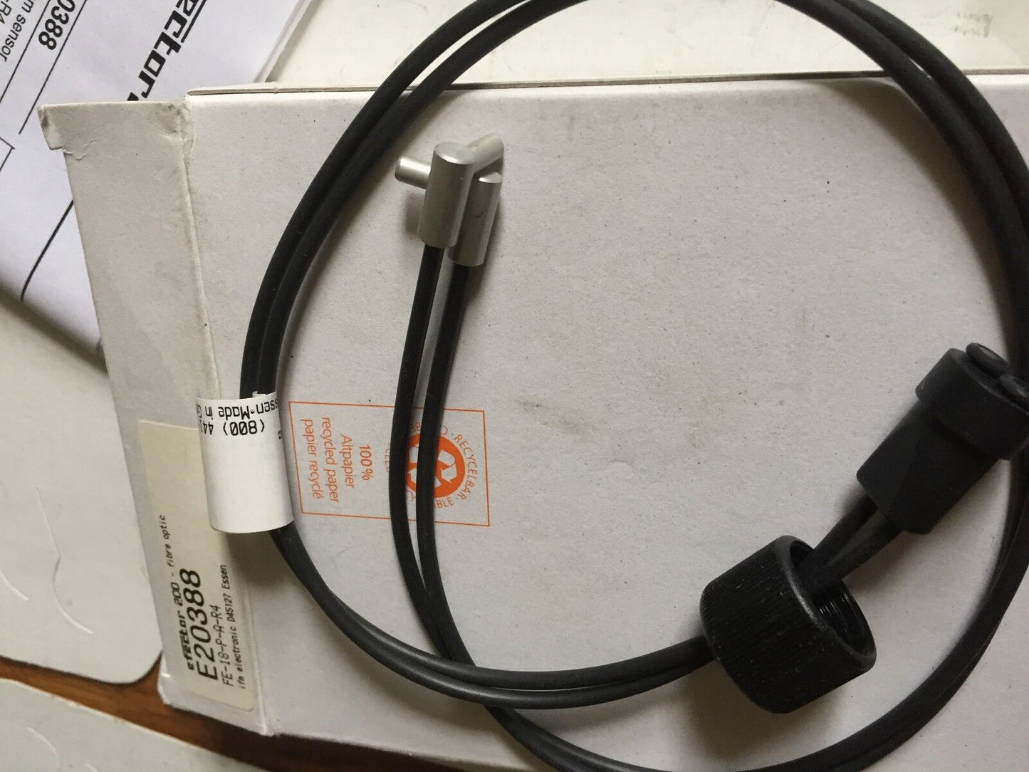 New Efector E20388, Fe-18-P-A-R4 Fiberoptic Sensor,Dg