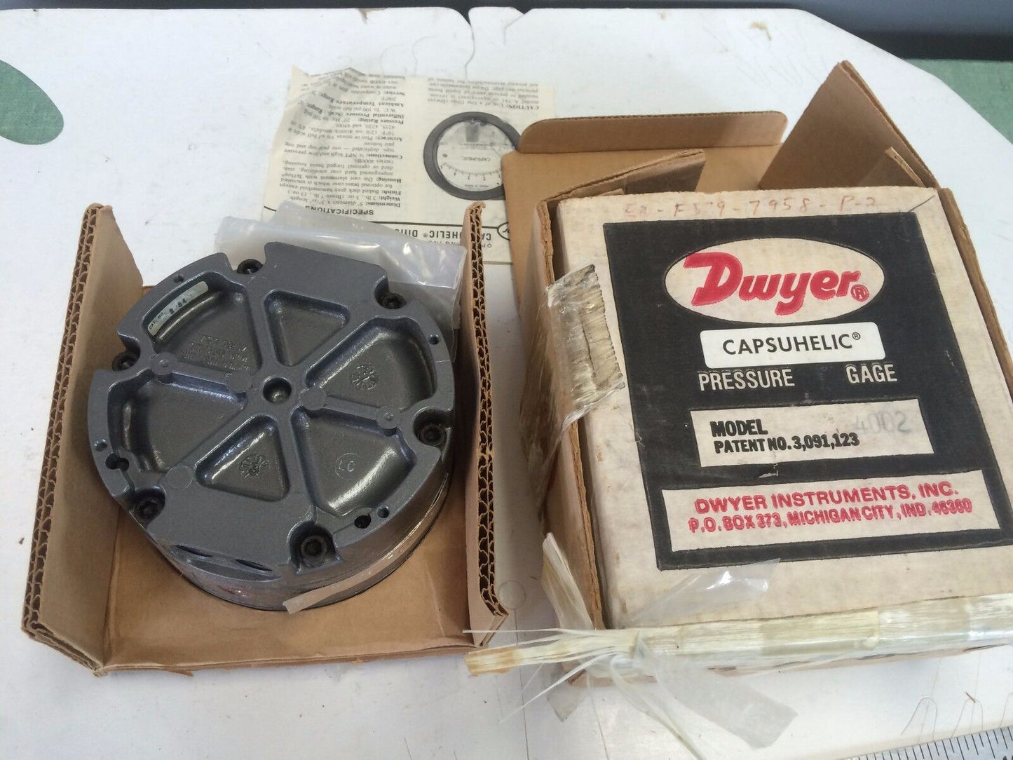 New Dwyer 4002,2”,En F579 7958 P 2  Capsuhelic Differential Pressure Gage,Eb