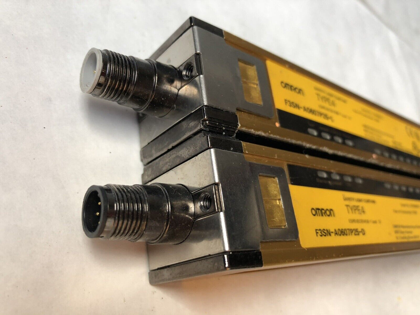 One Set Omron Safety Light Curtain F3sn-A0607p25-D,F3sn-A0607p25-L Type 4,En